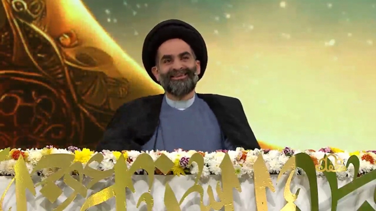 یک قاری قرآن که در آرسنال فوتبال بازی می‌کند + فیلم