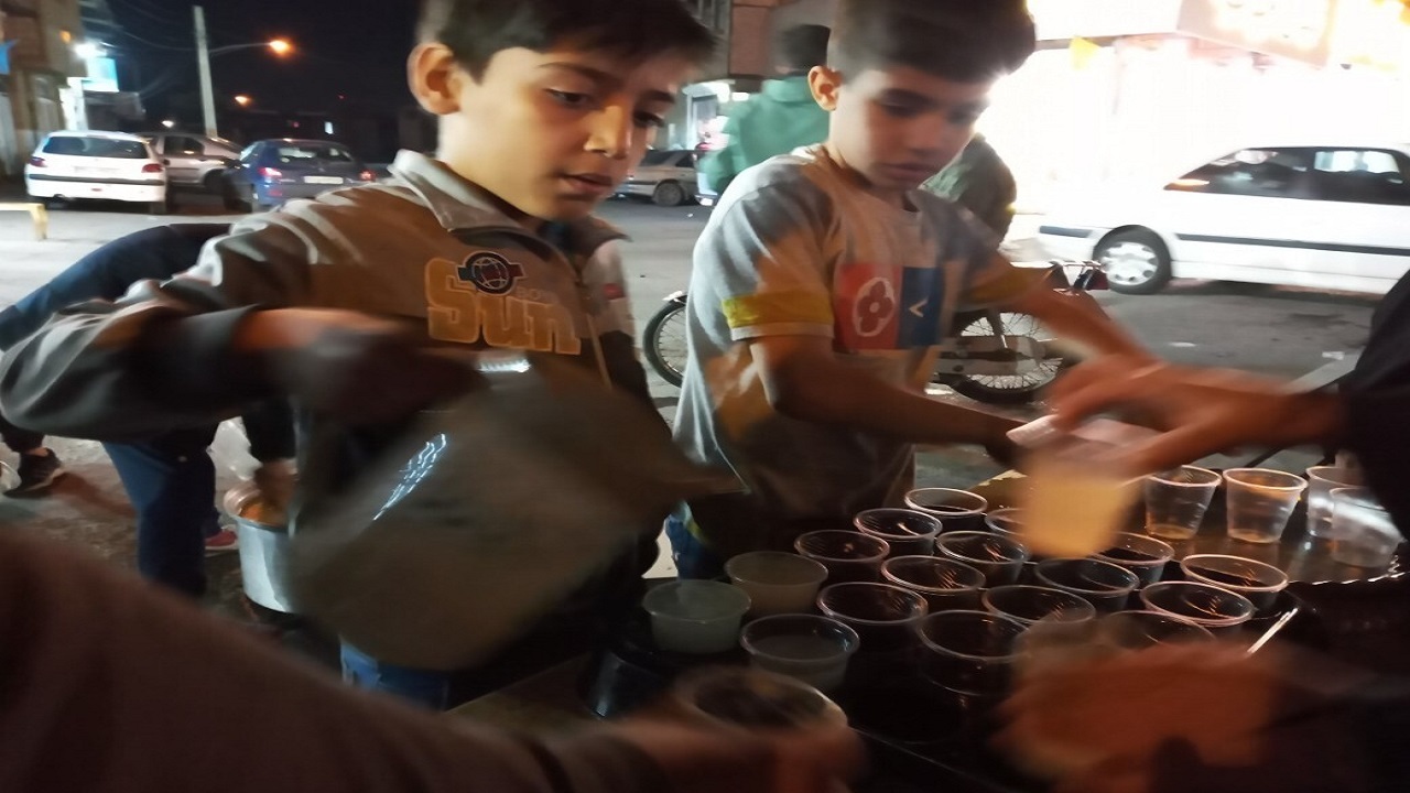 گوشه‌هایی از ایستگاه صلواتی نوجوانان قمی در سالروز میلاد حضرت علی اکبر (ع) + تصاویر
