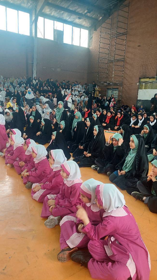 دانش آموزان در جشن نیمه شعبان