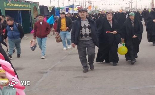 جلوه هایی از پیاده روی منتظران ظهور در قم / از عهد با امام عصر (عج) برای شرکت در انتخابات تا برپایی موکب های محور مقاومت