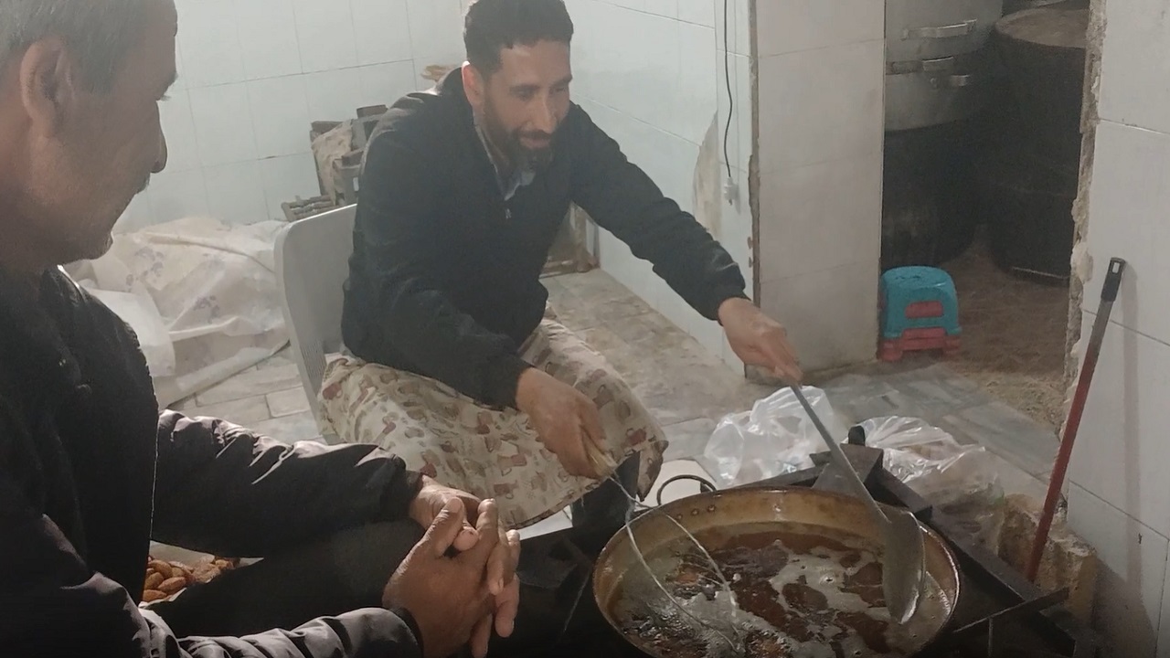 تهیه غذای نذری به مناسبت نیمه شعبان در روستای ورزگ + فیلم