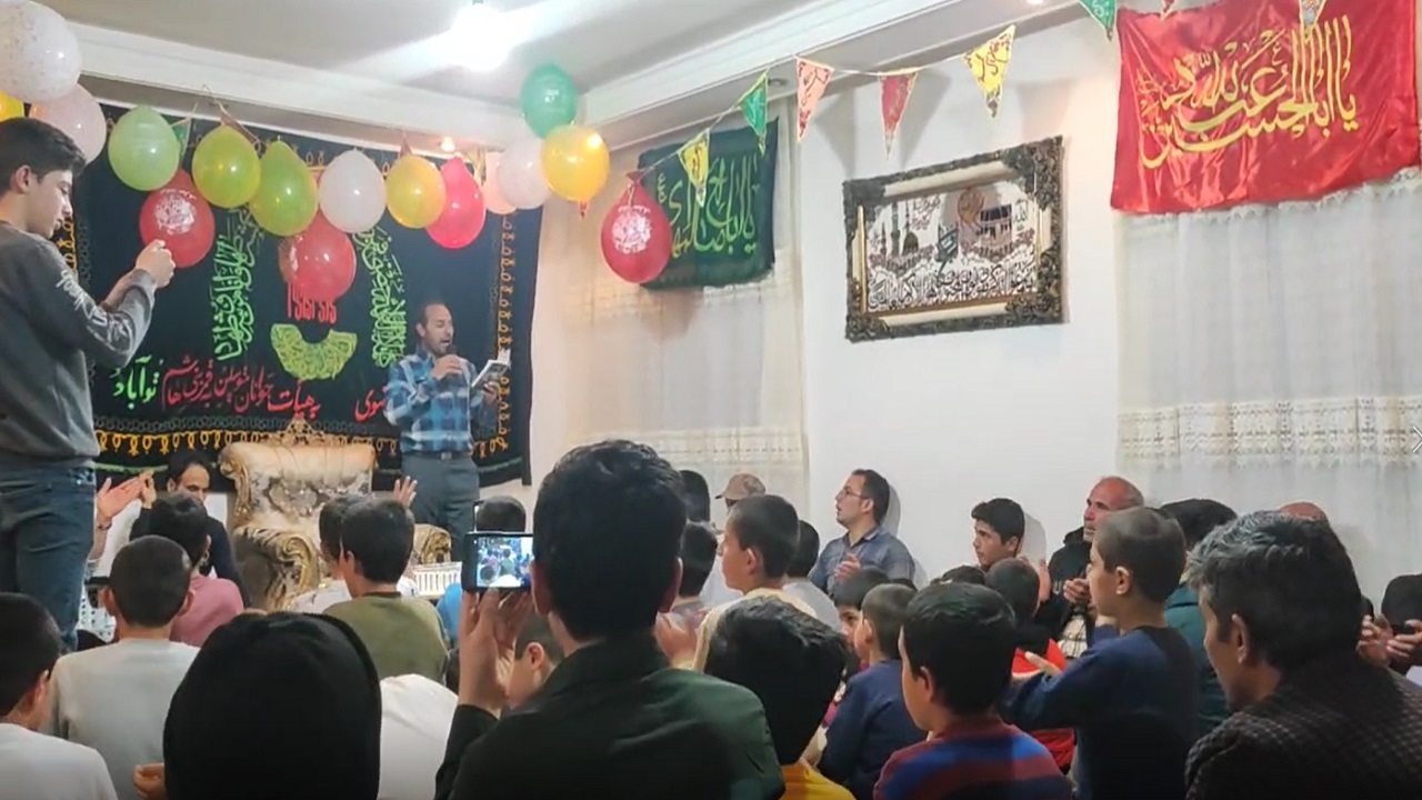 مولودی خوانی به مناسبت میلاد منجی عالم بشریت در روستای توآباد + فیلم