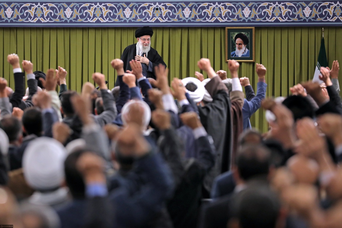 حضور رهبر معظم انقلاب در پای صندوق رای