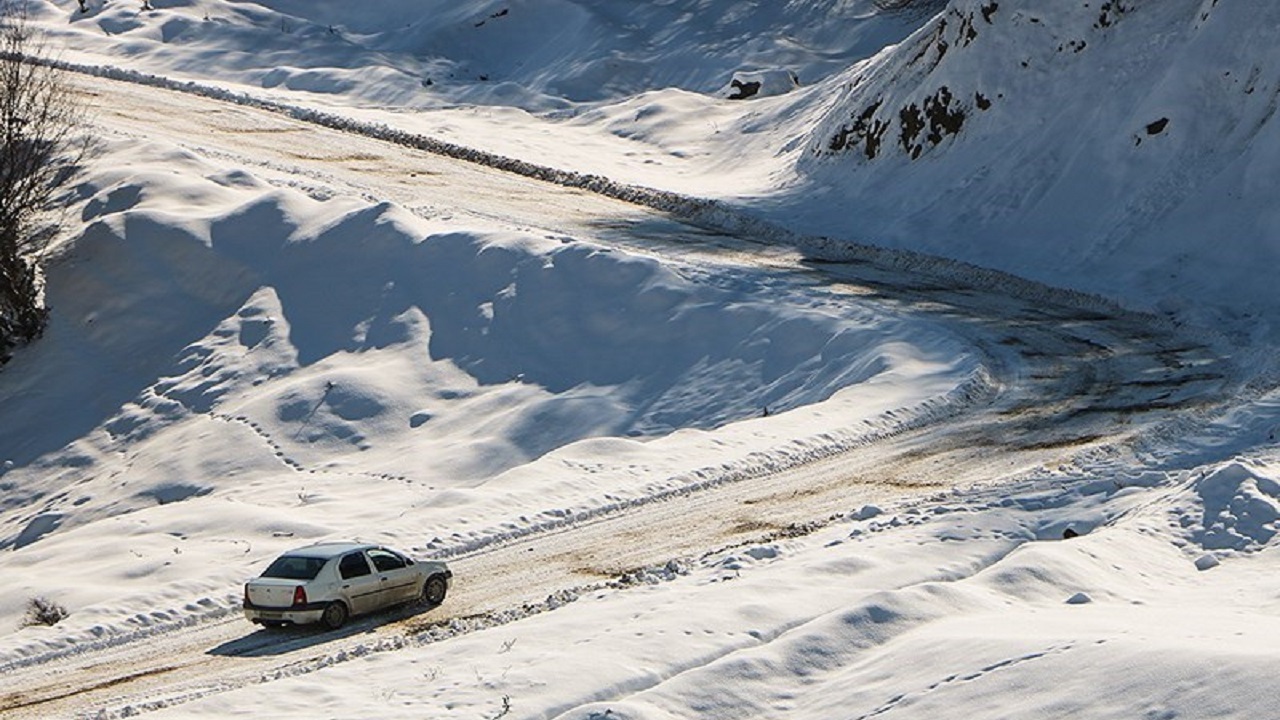 نمایی از بارش برف زمستانی در کوهرنگ