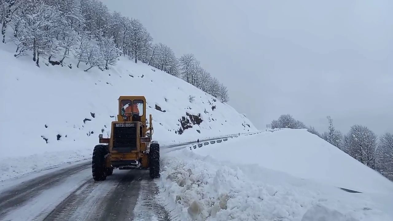 بارش برف و مسدود شدن چندین راه روستایی در گیلان