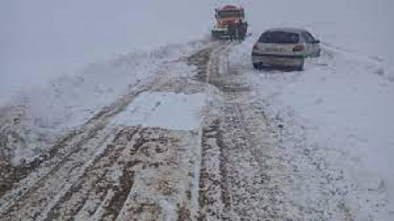 بارش سنگین برف کنارگذر شمالی اراک را مسدود کرد