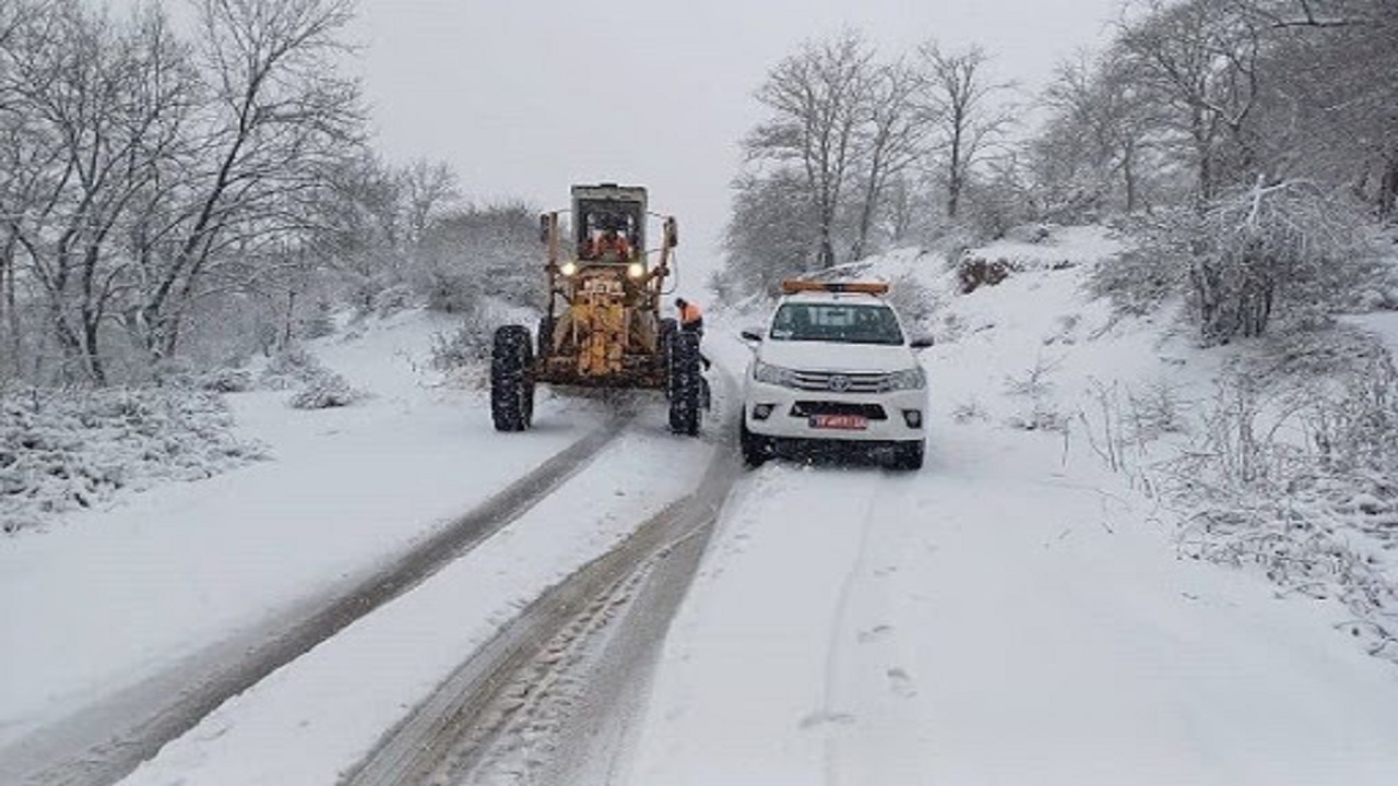 برفروبی در محورهای کوهستانی گلستان