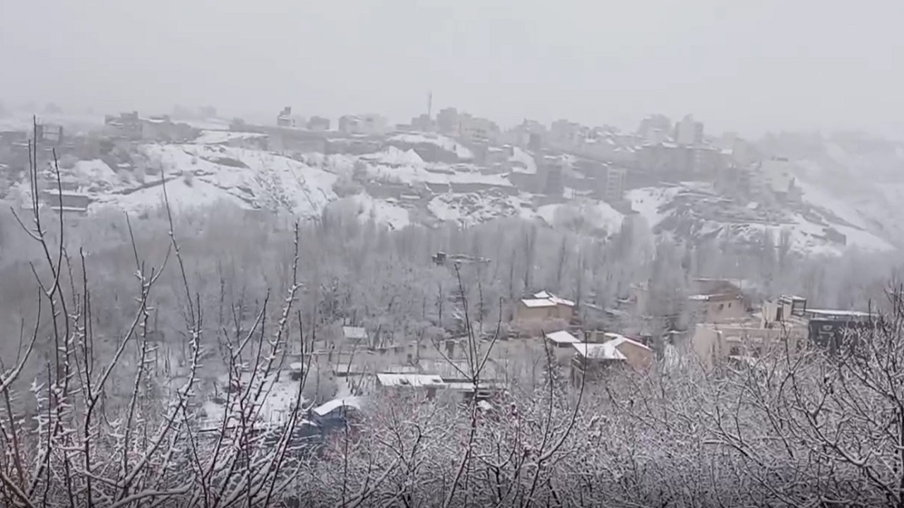 جلوه گری فصل زمستان در روستای عنبران با بارش برف + فیلم