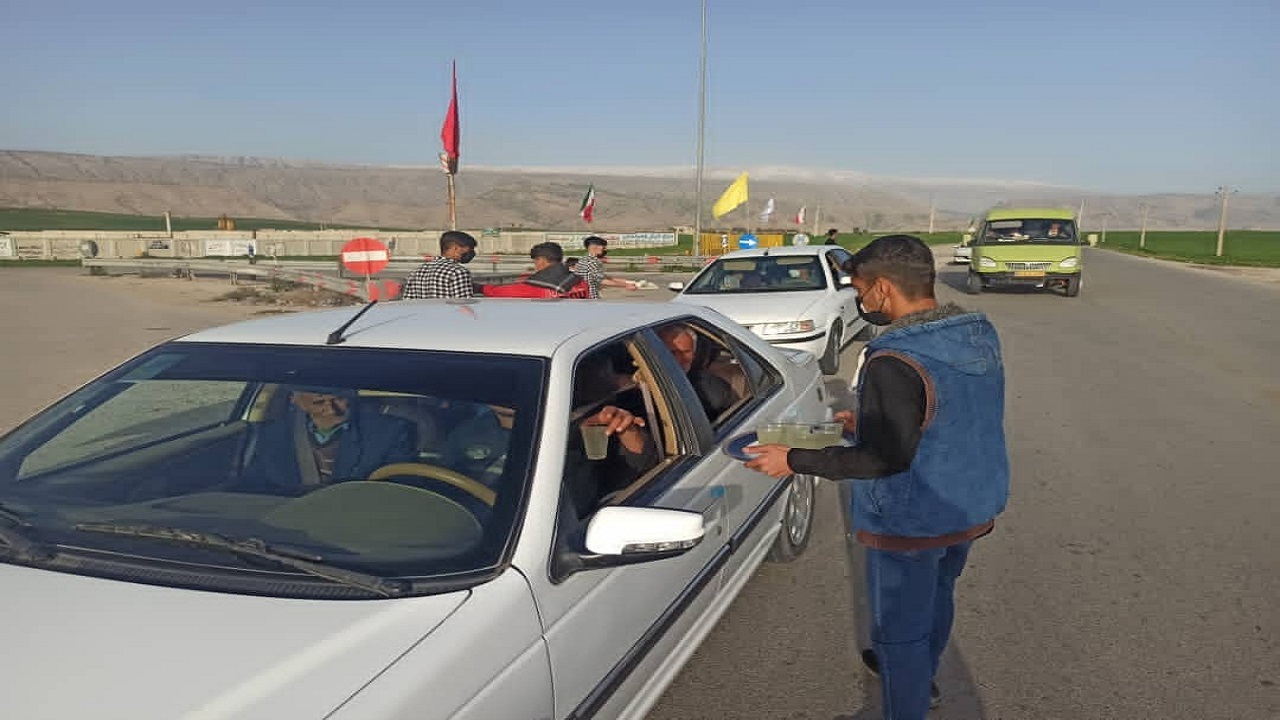 پذیرایی نوجوانان روستای گرازوئیه میناب از مردم در روز نیمه شعبان + تصاویر