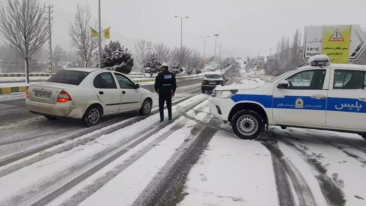 جاده ها لغزنده است، رانندگان احتیاط کنند