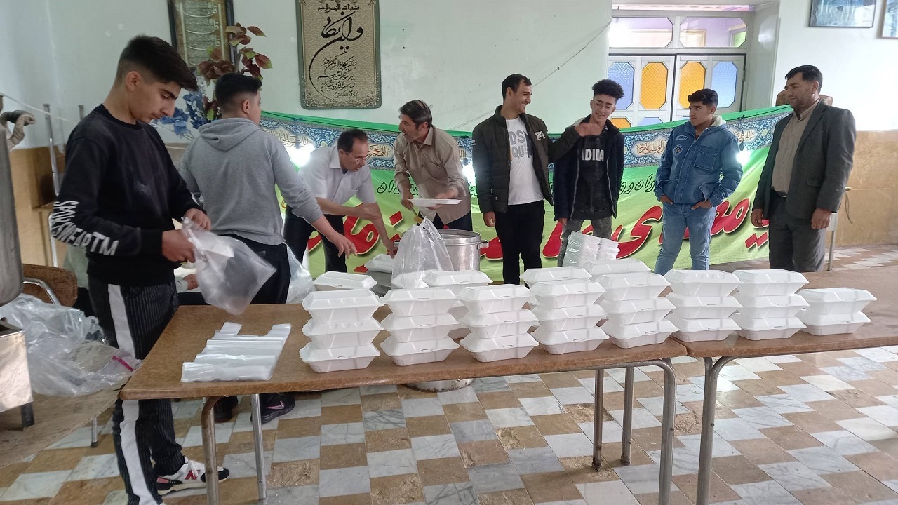 پخت و توزیع ۵۰۰ وعده غذای گرم توسط جهادگران در بوستان