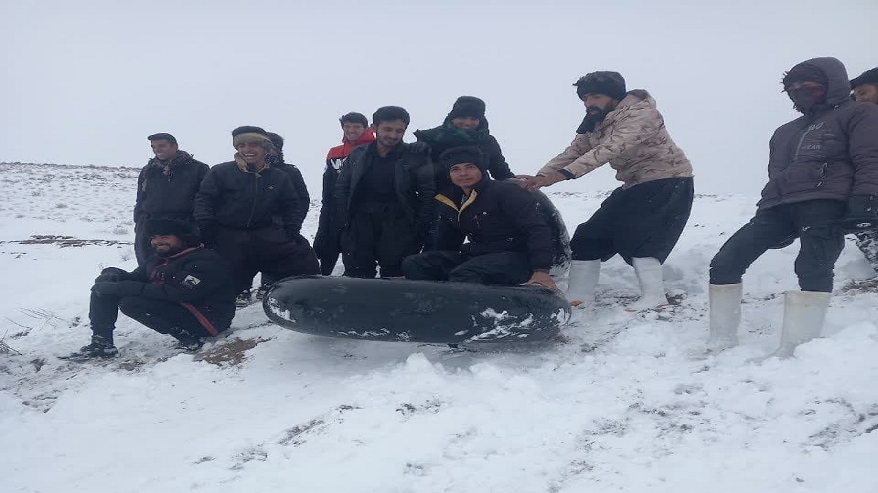 شادی مردمان کویرنشین پس از بارش برف+عکس