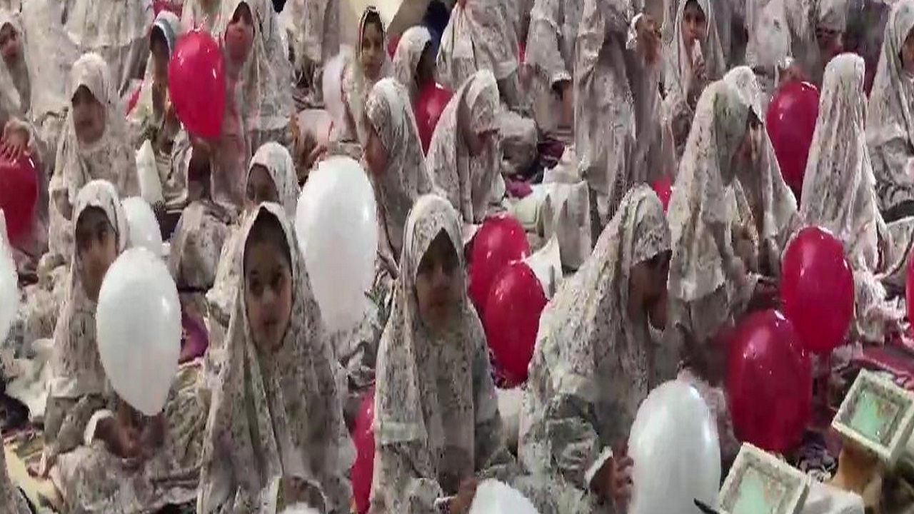 جشن تکلیف جمعی از دختران دانش آموز در تبریز