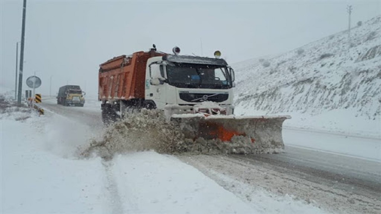 نگاهی به برف روبی مسیر روستای جغدان از لنز دوربین شهروند خبرنگار