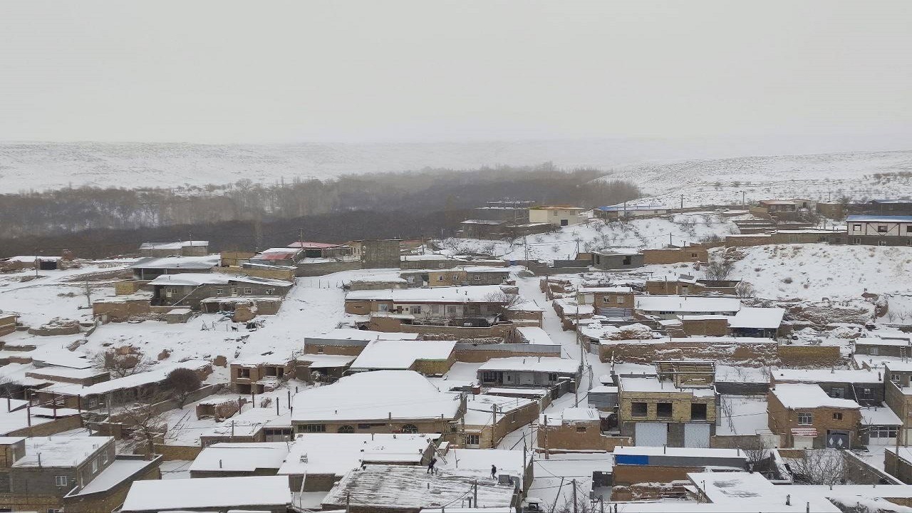 نمایی از بارش برف در روستای توآباد قزوین