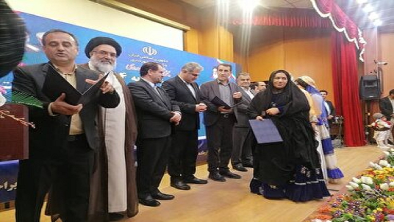 مراسم اهدای اسناد زمین به هزار و ۸۱۴ خانوار در استان