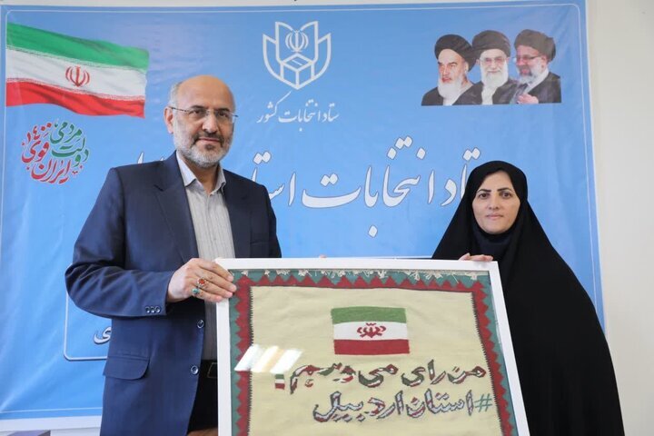 اثر هنری ارزشمند «من رای می‌دهم» به ستاد انتخابات اردبیل اهدا شد