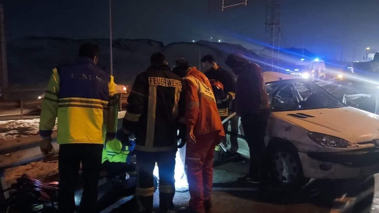 ۲ نفر در تصادف آزادراه قم - تهران جان‌ باختند