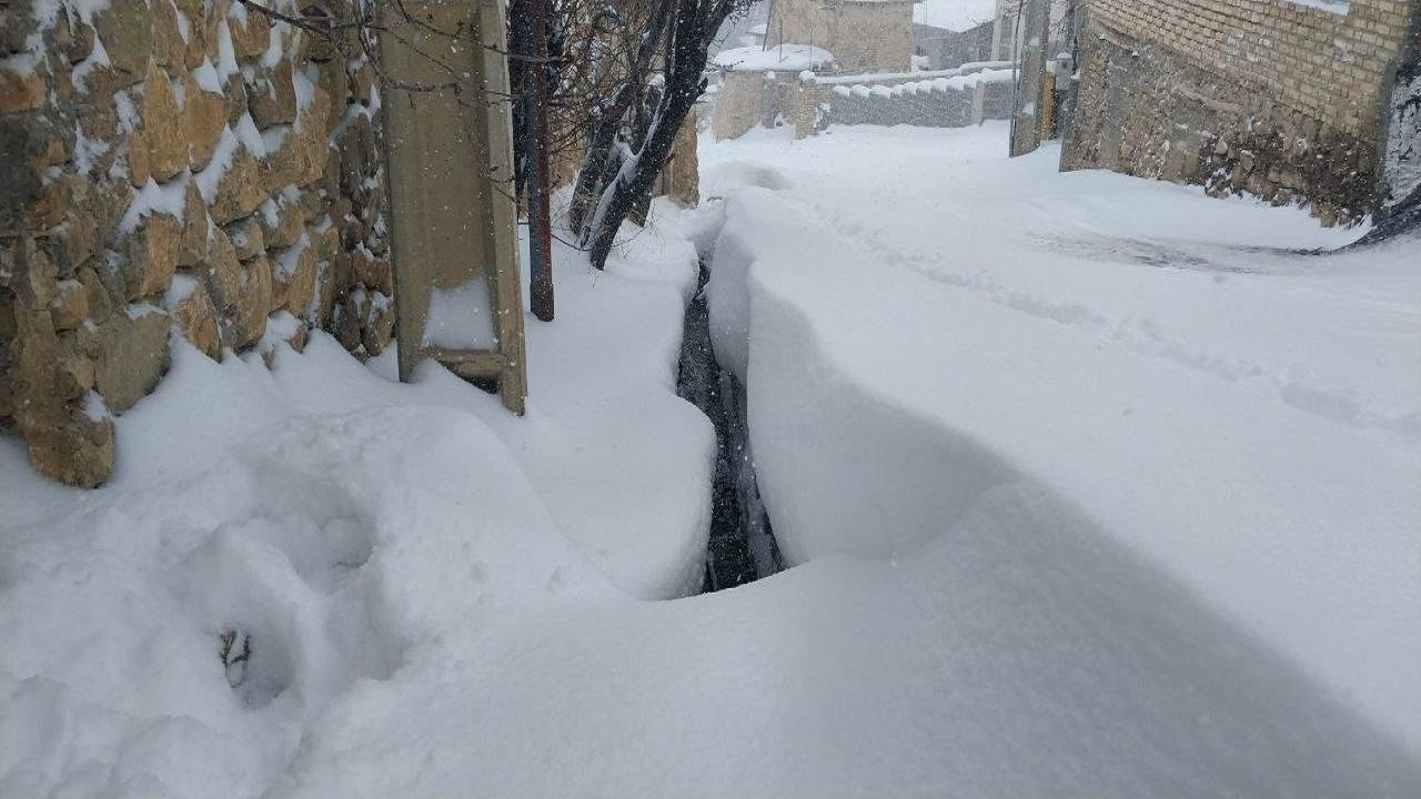 مسدود شدن مسیر ارتباطی روستای اراء ساری در پی بارش برف + تصاویر
