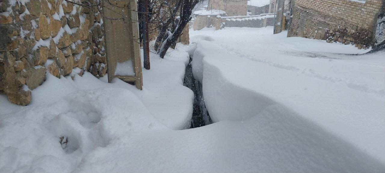 مسدود شدن راه ارتباطی روستای ارا با بارش برف