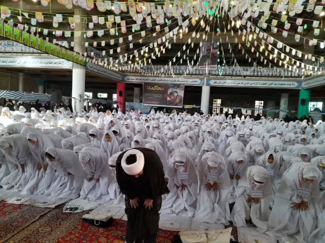 اقامه نماز دانش آموزان در جشن تکلیف