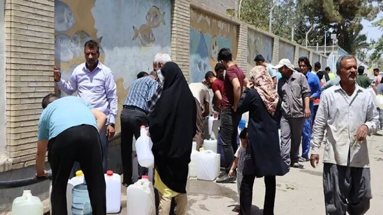 شهروندان زاهدانی مخزن ذخیره آب تهیه کنند