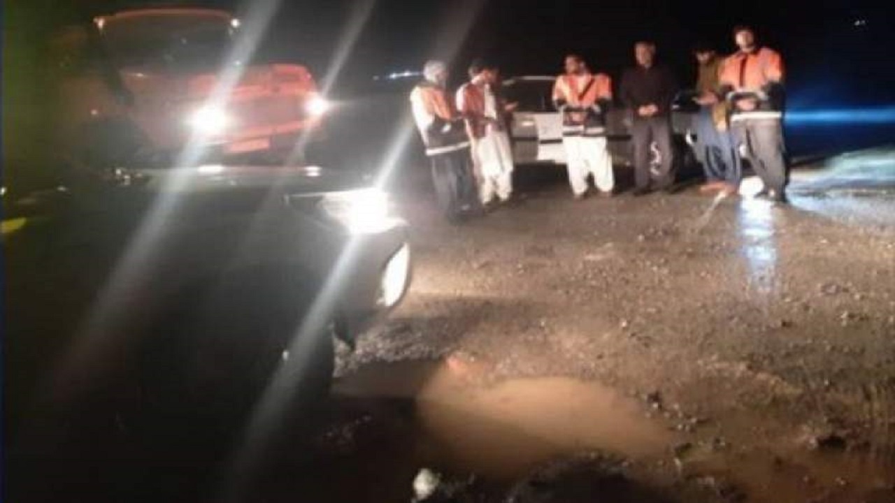 نجات ۴ نفر گرفتار در سیل در محور گشت به سراوان