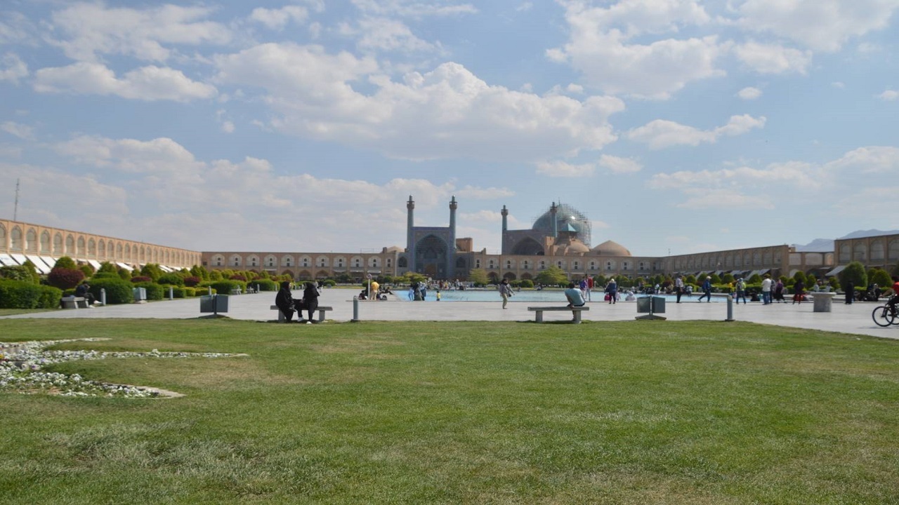 گشت و گذار گردشگران در میدان نقش جهان اصفهان در قالب تصاویر