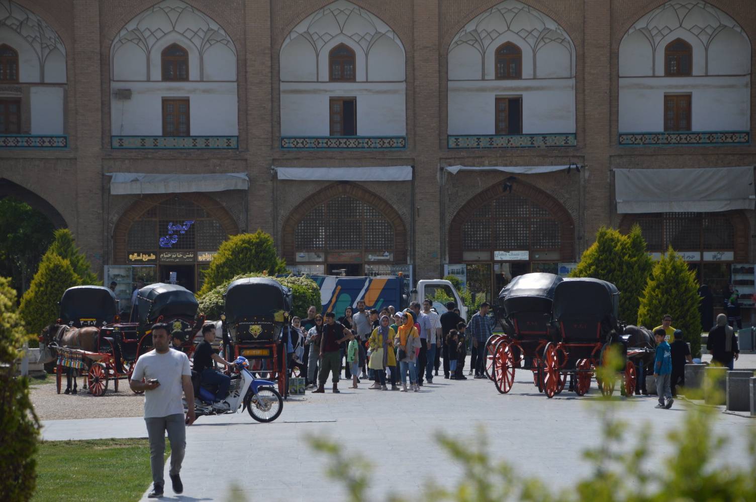 گردشگران در میدان امام