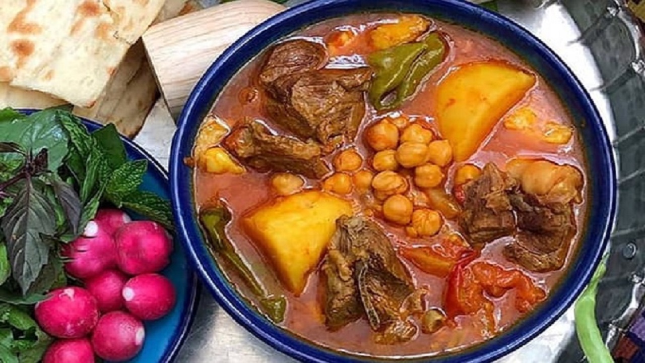 طبخ انواع آبگوشت قمی با ذائقه چهار فصل/ جای خالی غذا‌های محلی قم در منوی رستوران‌ها