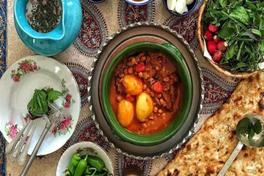 طبخ انواع آبگوشت قمی با ذائقه چهار فصل/ جای خالی غذا&zwnj;های محلی قم در منوی رستوران&zwnj;ها