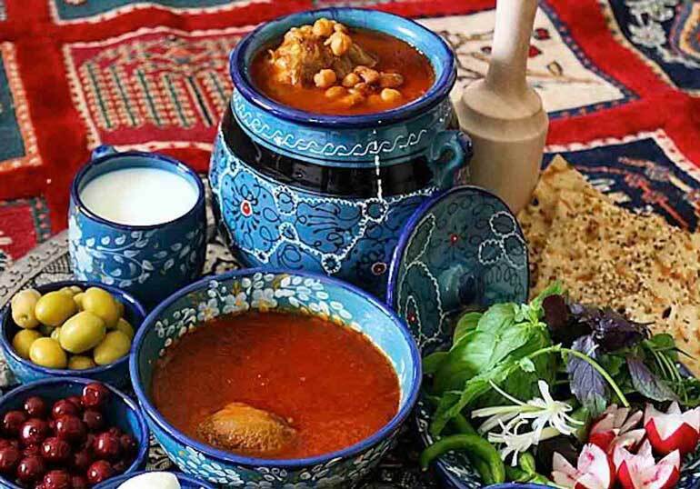 طبخ انواع آبگوشت قمی با ذائقه چهار فصل/ جای خالی غذا&zwnj;های محلی قم در منوی رستوران&zwnj;ها