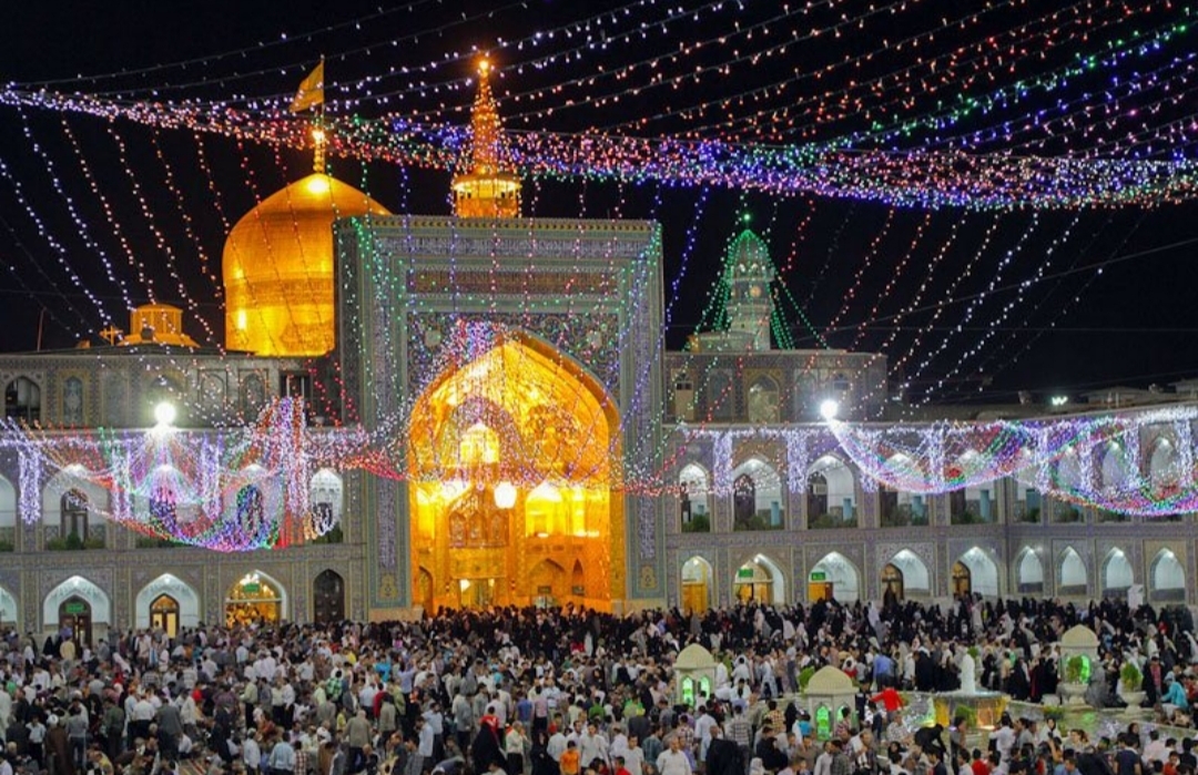 قرائت تکبیر عید سعید فطر در حرم مطهر امام رضا(ع) پس از نماز مغرب + فیلم