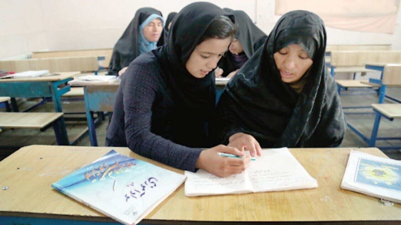سواد آموزی به بیش از یک هزار از دختران و زنان افغانستانی در قم + فیلم