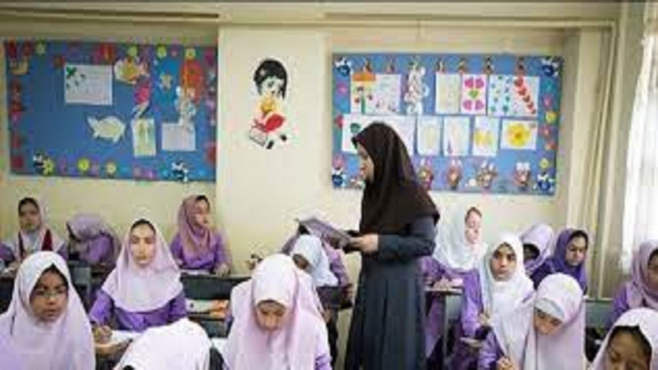 تجلیل از ۲۱ معلم و عوامل اجرایی نمونه مدارس نهاوند