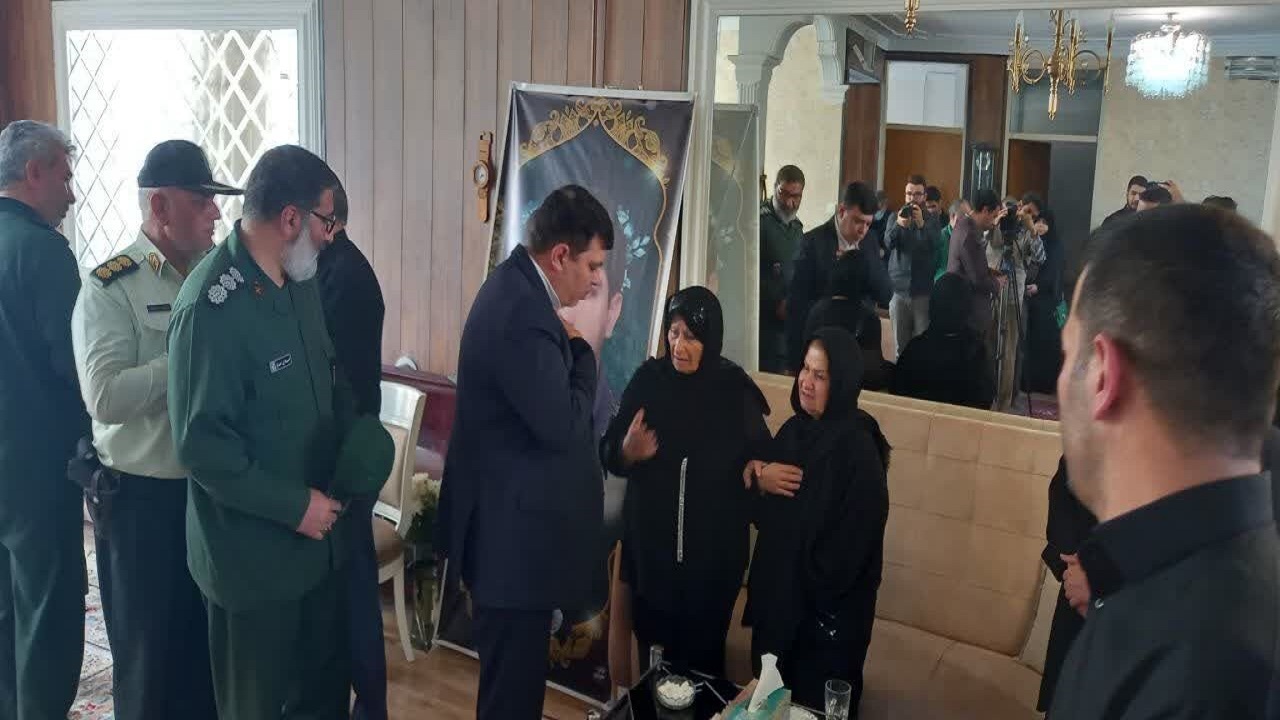 مسوولان سبزوار با خانواده شهید آمر به معروف دیدار کردند