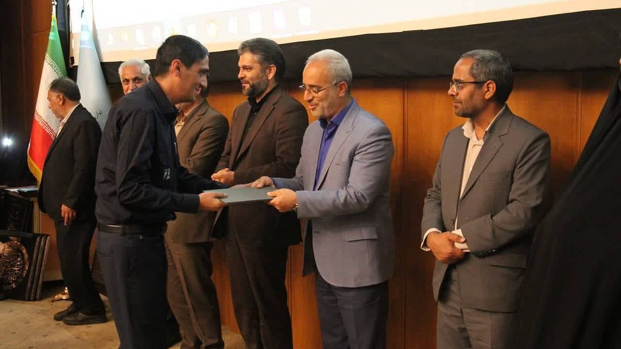 تجلیل از نخبگان جامعه کار و تولید در کرمان
