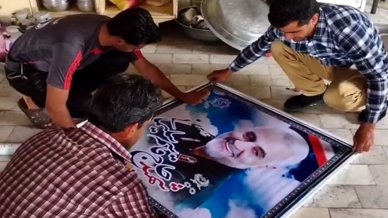 مزین شدن روستای ده محمد با نصب تمثال شهدا + فیلم