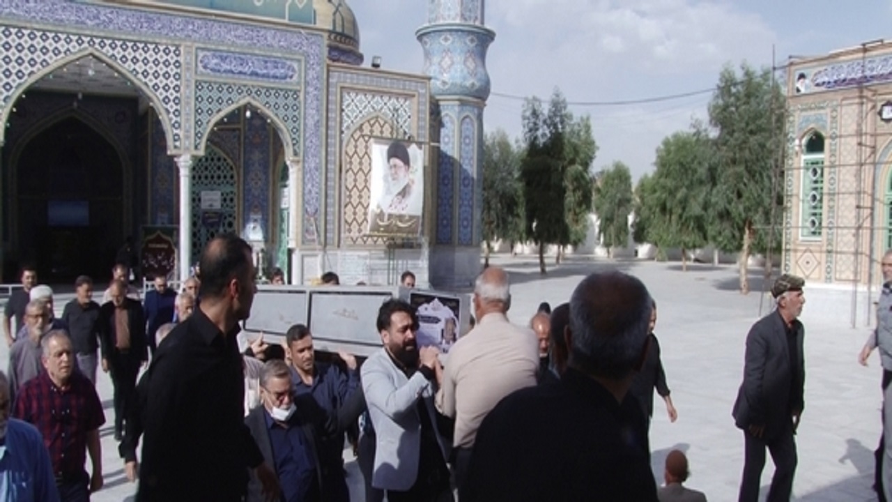 مادر شهیدان رضا و عباس دوست‌دار به فرزندان شهیدش پیوست