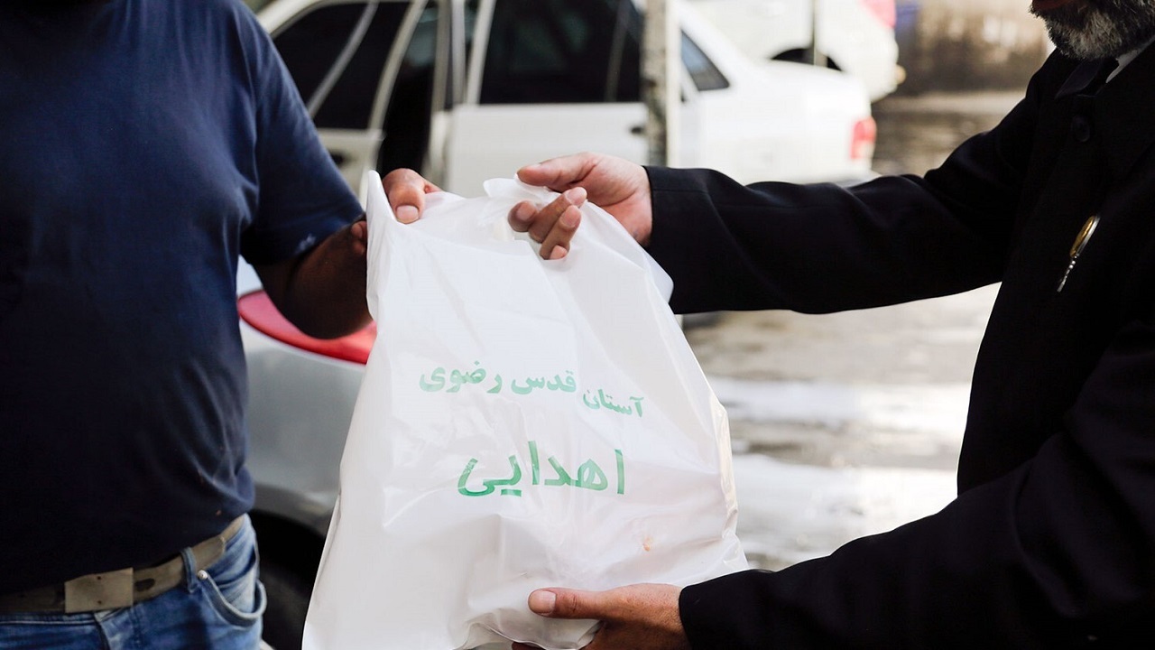 سفره کارگران متبرک به مهر رضوی
