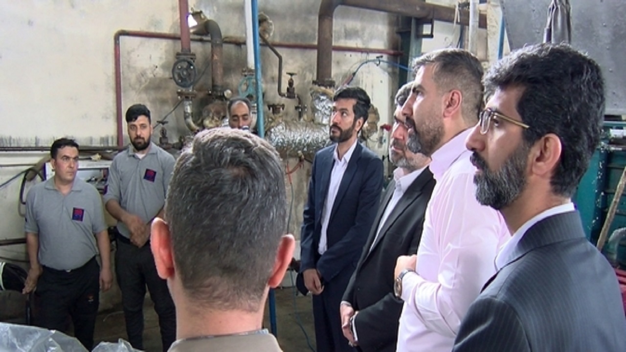 تجلیل از کارگران در شهرک صنعتی شکوهیه قم