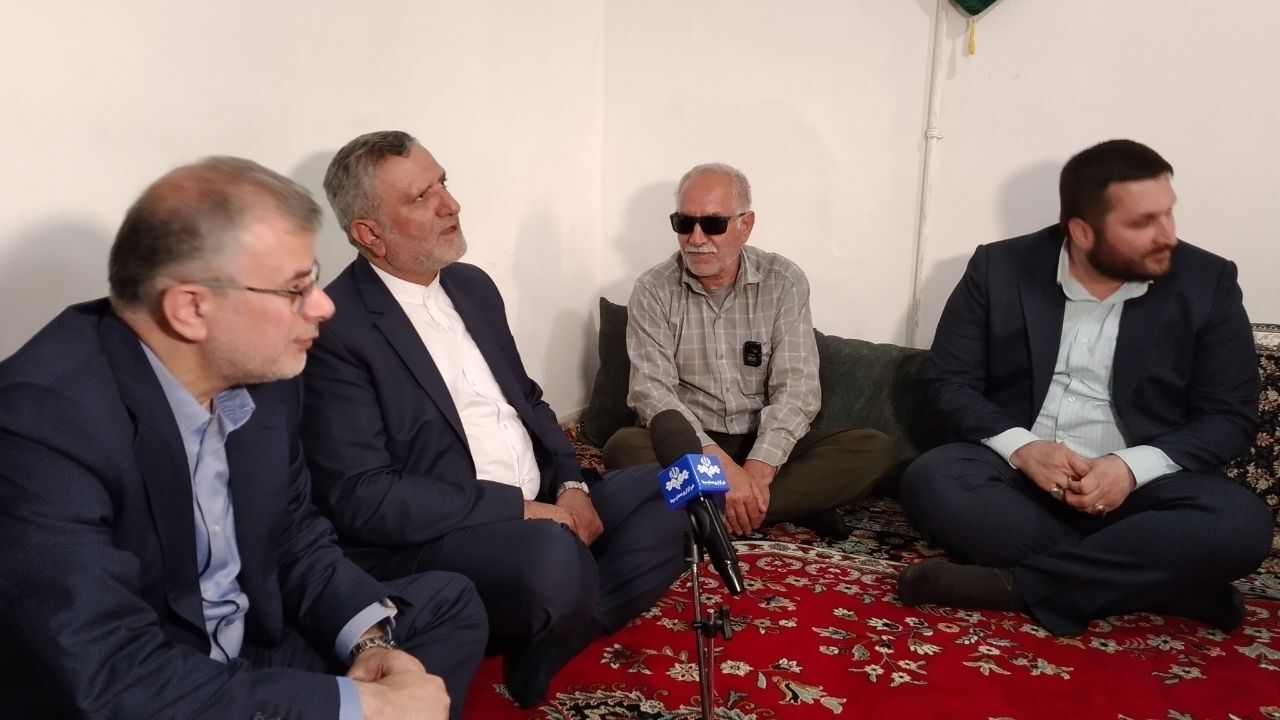 دیدار وزیر کار با خانواده شهید عجمیان