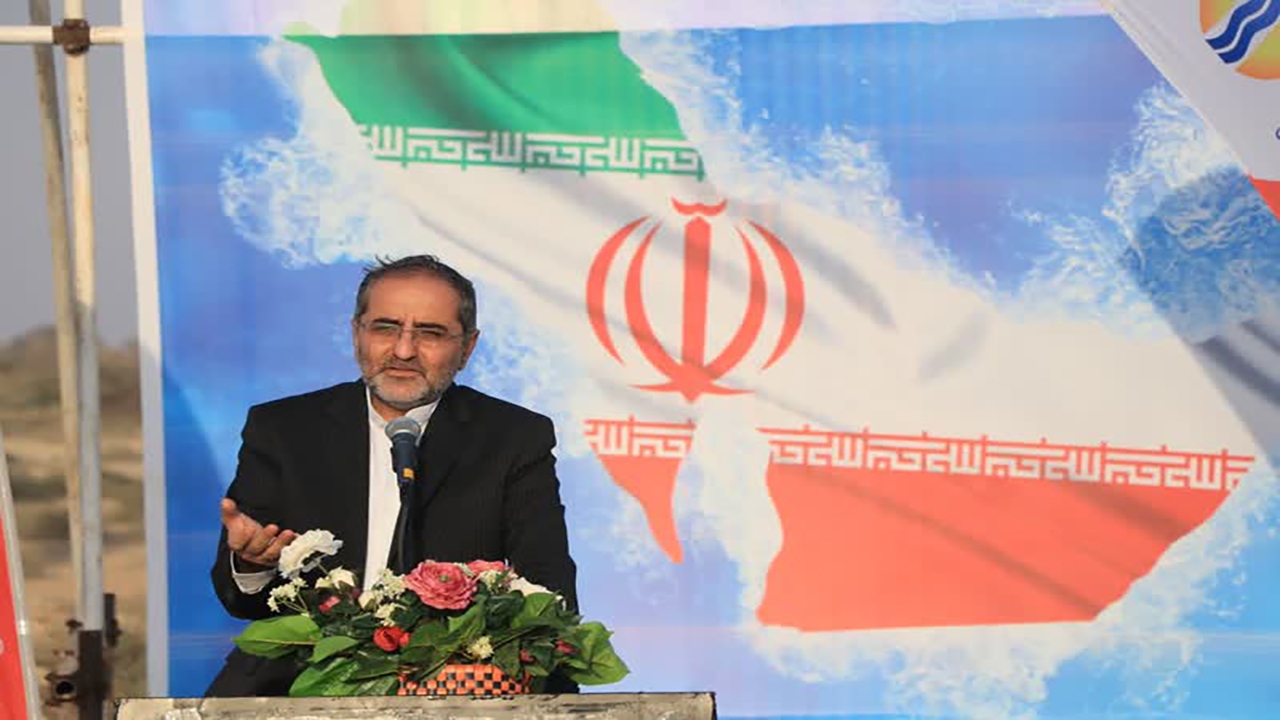 اهتزاز پرچم جمهوری اسلامی در غربی‌ترین نقطه جزیره قشم