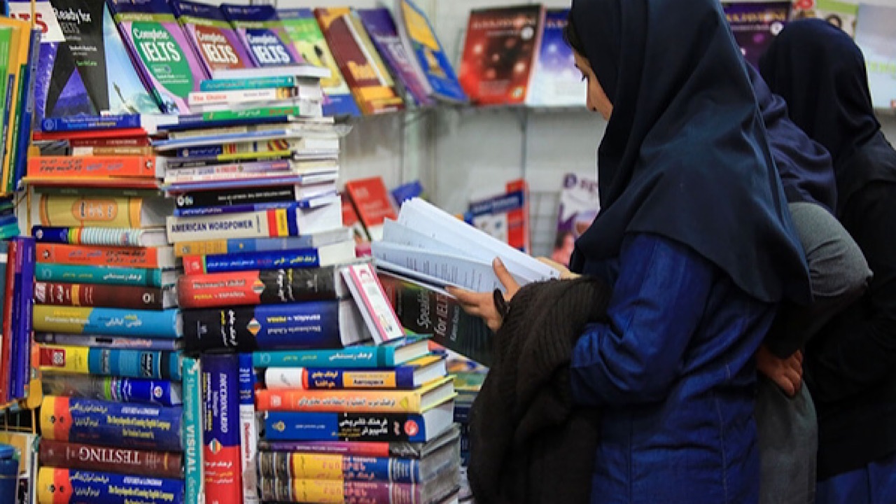 گلچینی از بیانات رهبر انقلاب در کتاب معلم باید در خط مقدم باشد