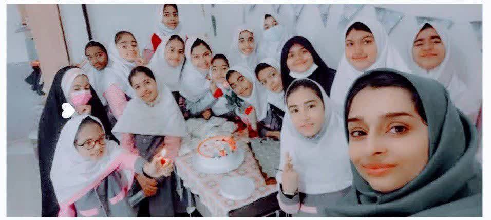 عکس یادگاری دانش آموزان با معلم عکس یادگاری دانش آموزان با معلم