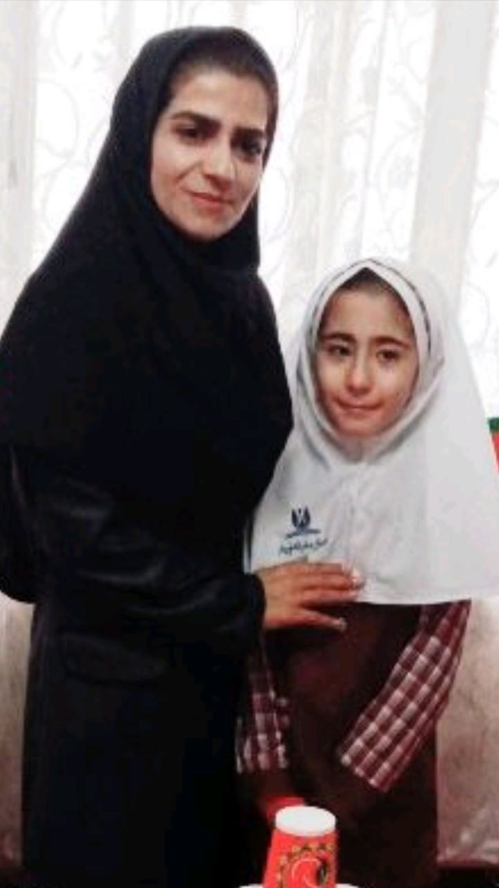 دانش آموز در کنار معلم دانش آموز در کنار معلم