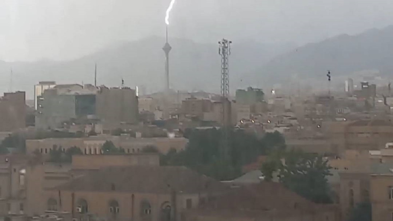 لحظه برخورد صاعقه به برج میلاد تهران + فیلم