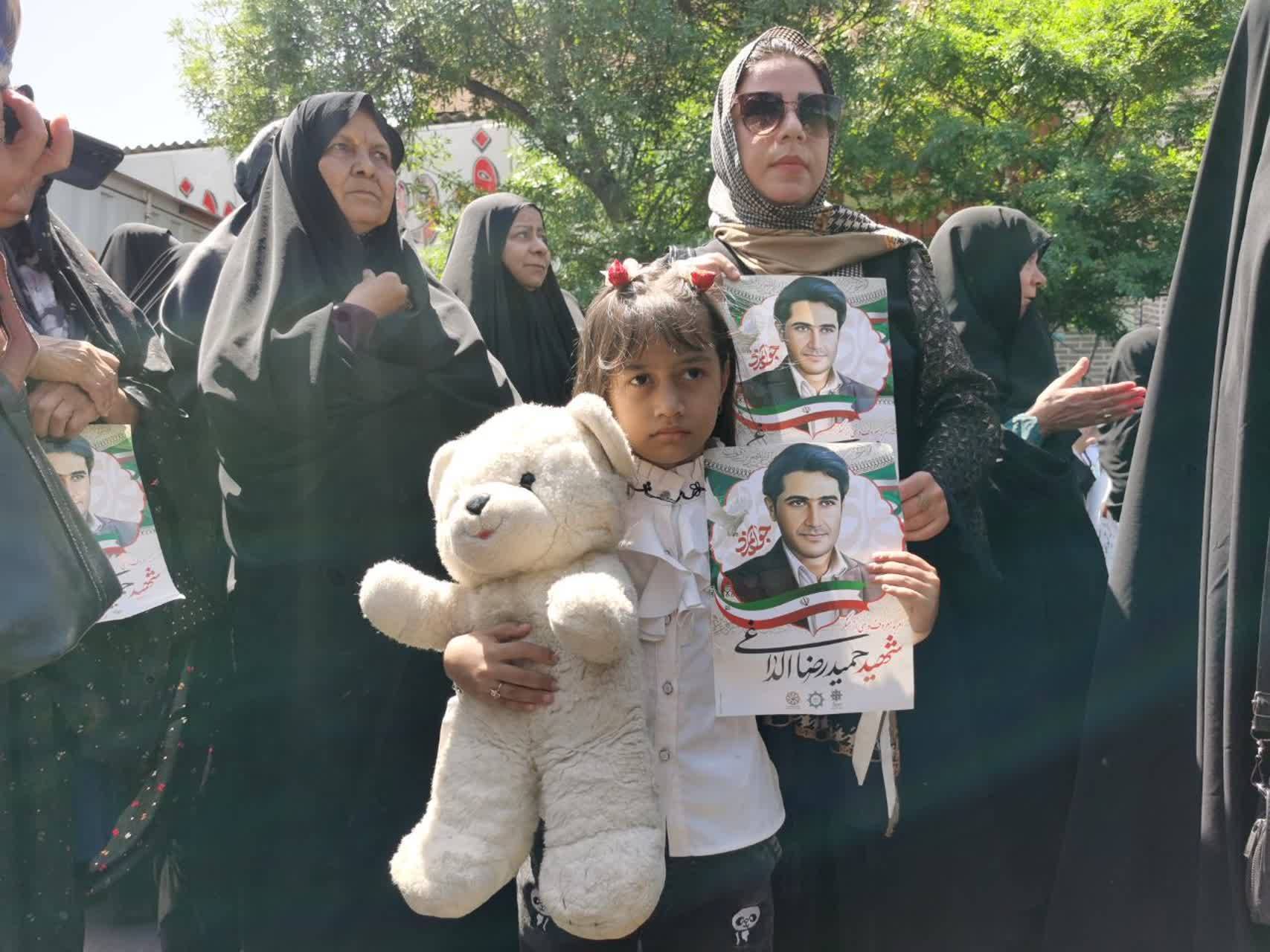 کودکان در مراسم تشییع شهید