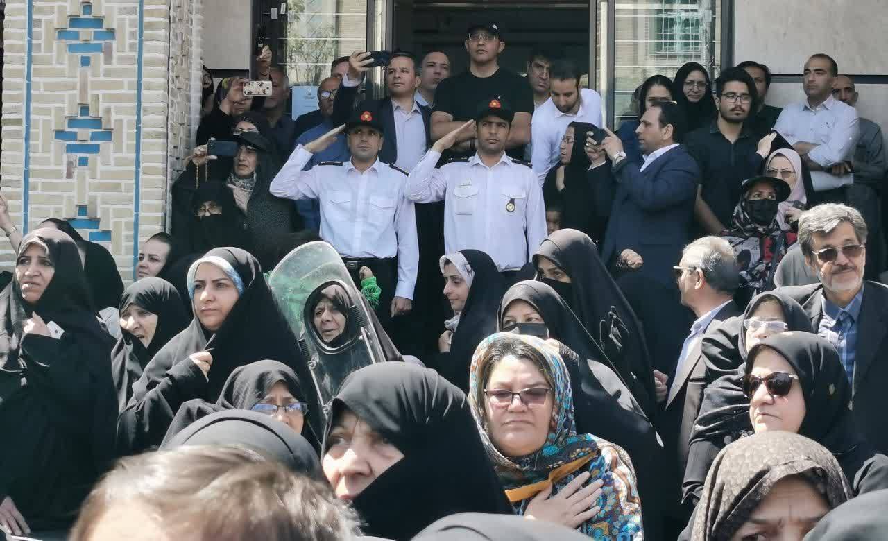 ادای احترام نظامیان به تشییع شهید