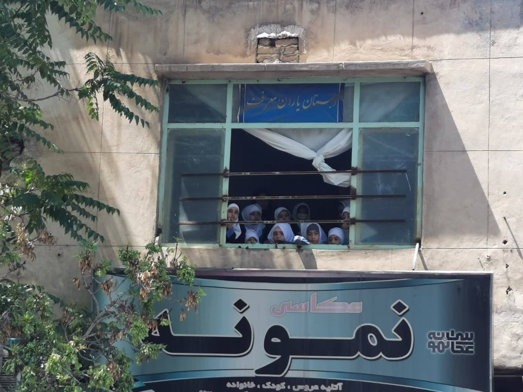 دانش آموزان در مراسم تشییع